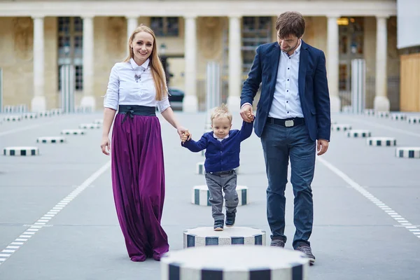 幸福的家庭，三个在巴黎 — 图库照片