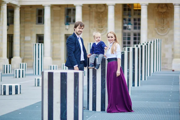 Glückliche dreiköpfige Familie in Paris — Stockfoto