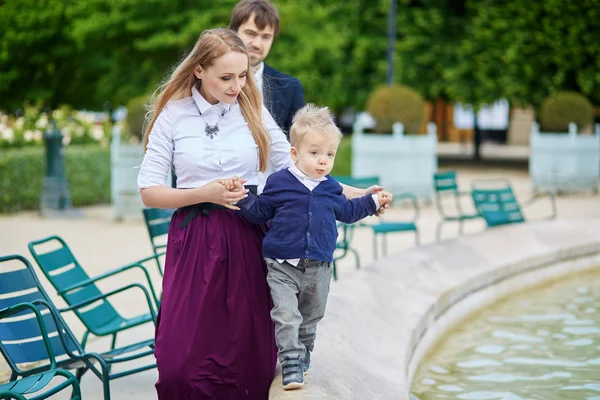 Üç Paris mutlu aile — Stok fotoğraf