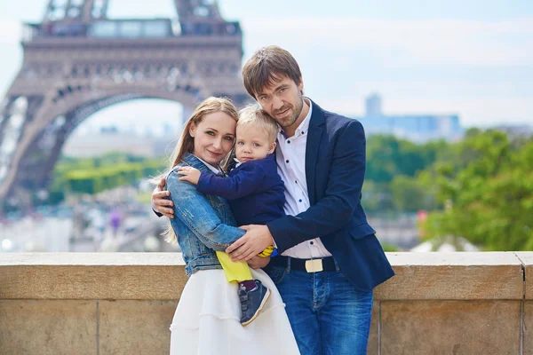 Happy family of three in Paris — Stock Photo, Image