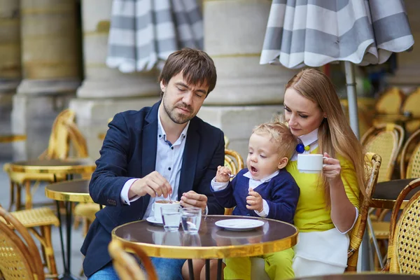 Van de drie in Parijs en gelukkige familie — Stockfoto