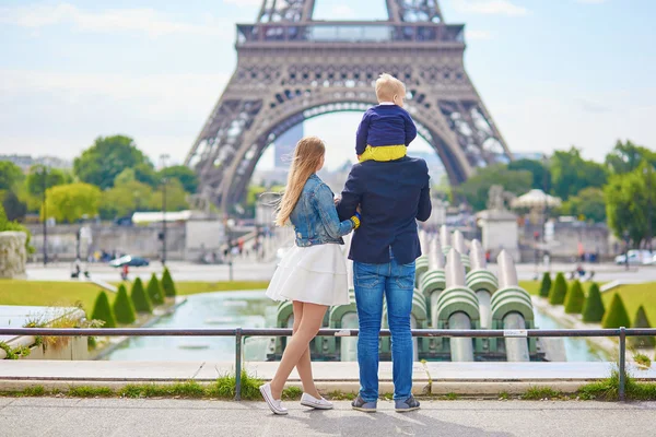 Glad familj på tre i Paris — Stockfoto