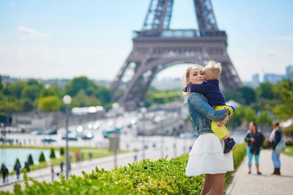 Happy family of two in Paris — Zdjęcie stockowe