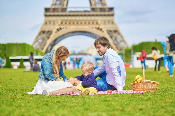 Šťastná rodina ze tří v Paříži — Stock fotografie