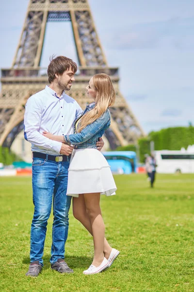 Romántico citas pareja en París — Foto de Stock