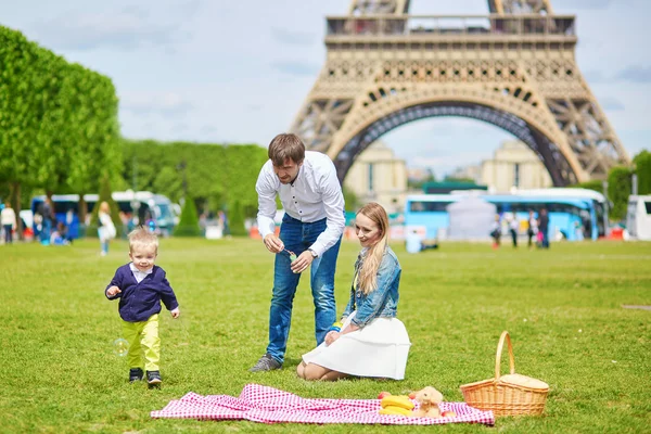 Glad familj på tre i Paris — Stockfoto