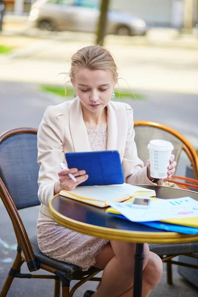 Junge Geschäftsfrau auf Kaffeepause — Stockfoto