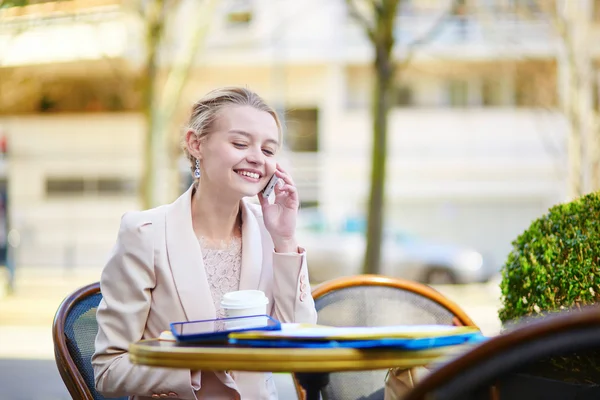 Ung affärskvinna på kaffepaus — Stockfoto