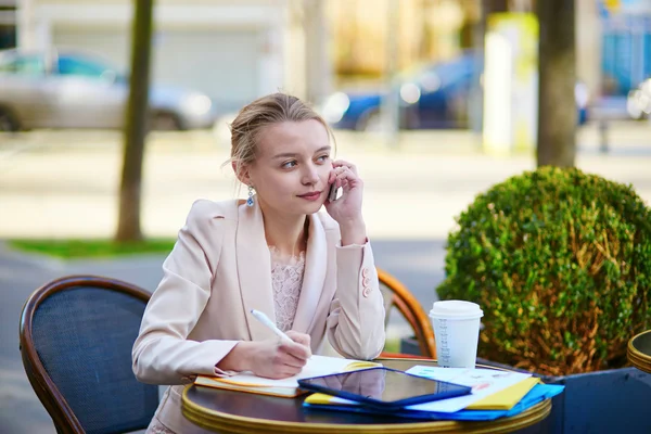 Joven empresaria en una pausa para el café — Foto de Stock