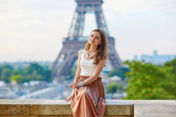 Jonge mooie en elegante Parijse vrouw — Stockfoto