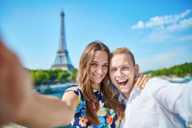 Bir yaz gününde Paris Romantik Çift