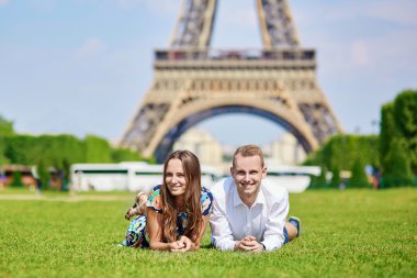 Bir yaz gününde Paris Romantik Çift