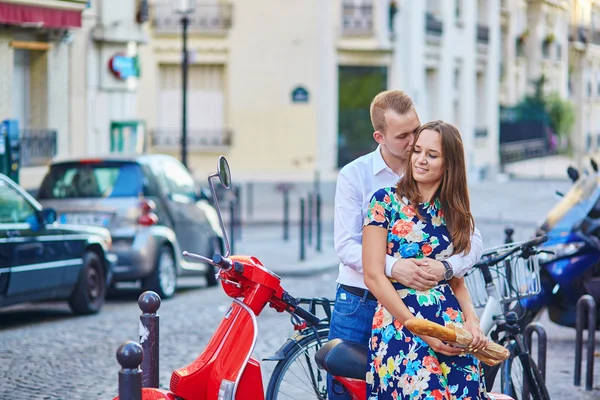 Romantiska par på montmartre — Stockfoto