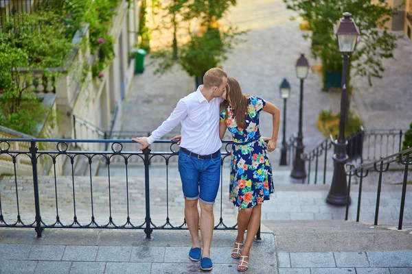 Романтическая пара на Монмартре — стоковое фото