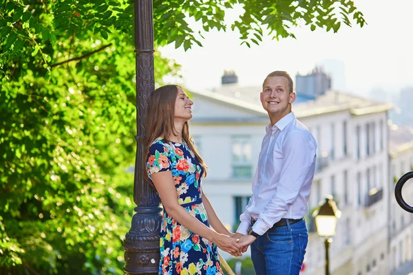 Romantiska par på montmartre — Stockfoto