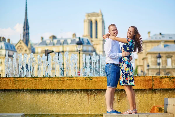 Romantic couple in Paris on a summer day — Stock Photo, Image