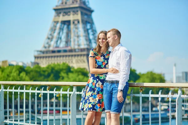 浪漫的情侣，在巴黎的一个夏日 — 图库照片