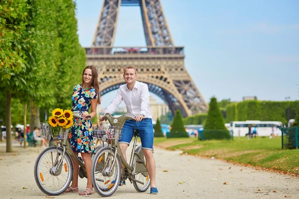 Romantisch paar in Parijs op een zomerdag — Stockfoto