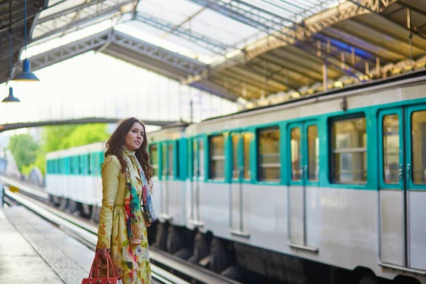 Mulher esperando por um trem — Fotografia de Stock