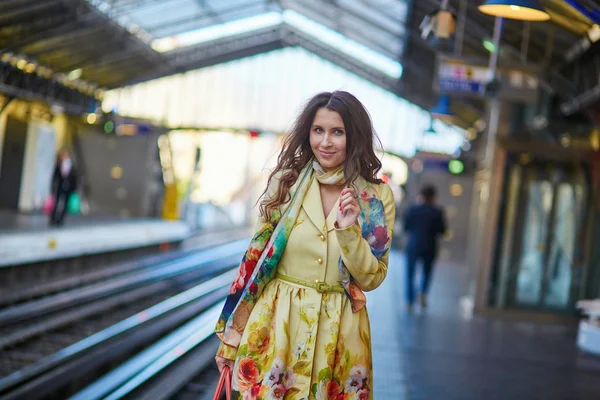 Donna in attesa di un treno — Foto Stock