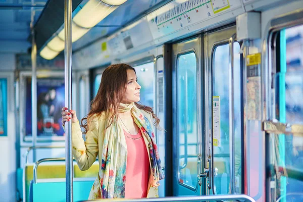 Hermosa joven viajando en un tren — Foto de Stock