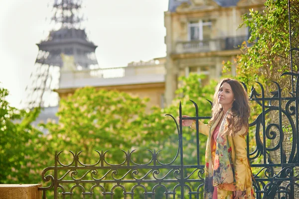パリの美しい若い女性 — ストック写真