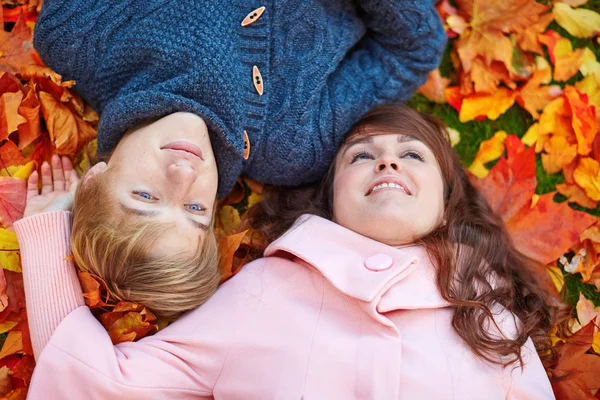 Dating couple in Paris on a fall day — Stock Photo, Image