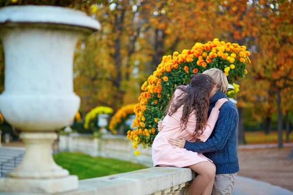 Datování pár v Paříži na podzimní den — Stock fotografie