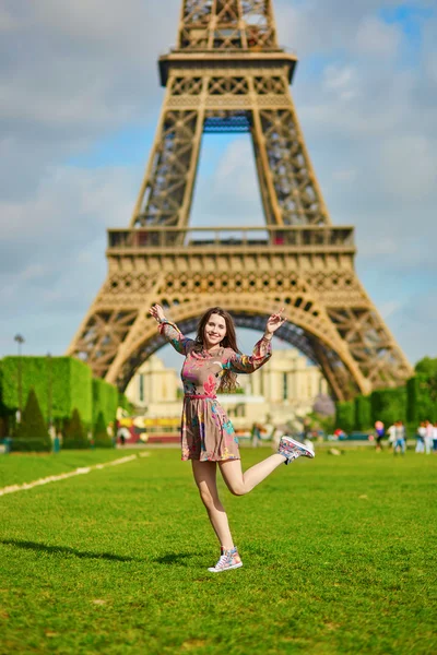 Beautiful young woman in Paris — Stock Photo, Image