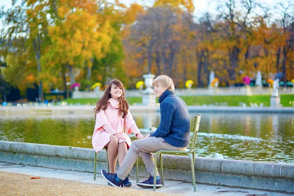 Pareja de citas en París en un día de otoño — Foto de Stock