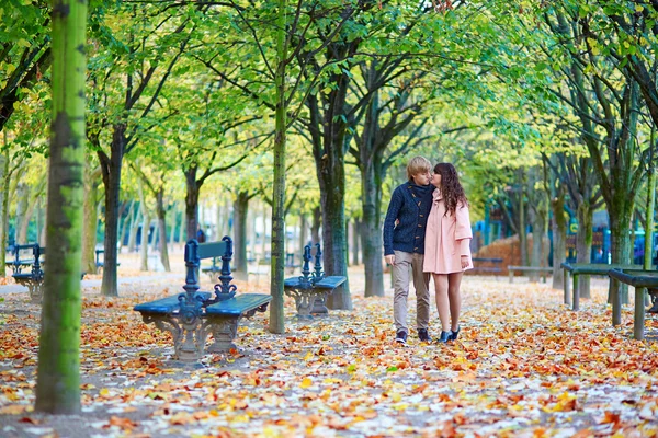 Dating couple in Paris on a fall day — Stock Photo, Image