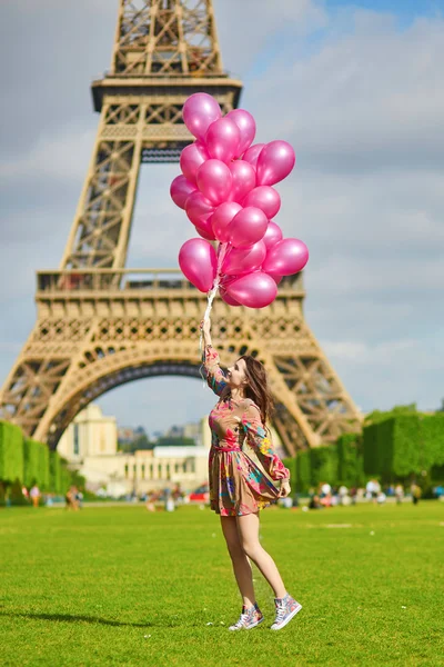 파리에서 아름 다운 젊은 여자 — 스톡 사진