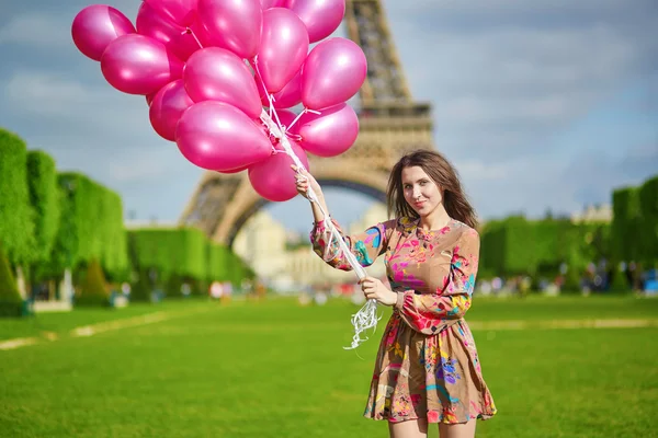 Красива молода жінка в Парижі — стокове фото
