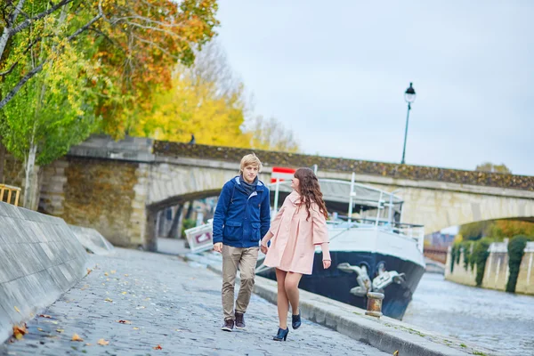 Dating couple in Paris on a fall day — Stock Photo, Image