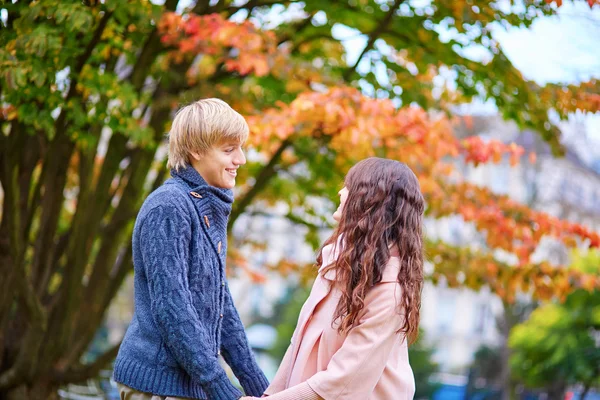 Dating couple in Paris on a fall day — Stock Photo, Image