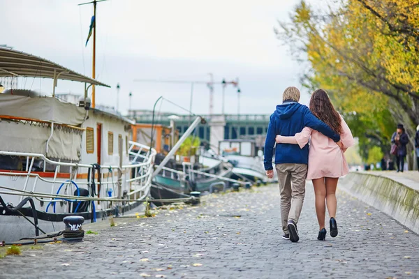 Daten paar in Parijs op een daling dag — Stockfoto