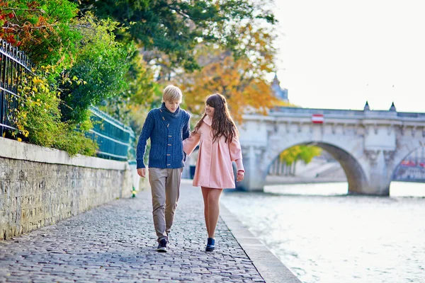 Dating couple in Paris on a fall day — Stock Photo, Image