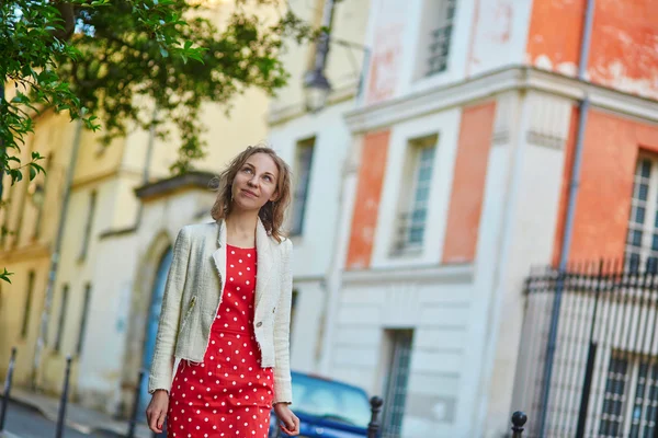 Mooie jonge vrouw in Parijs — Stockfoto