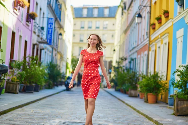 Schöne junge Frau in Paris — Stockfoto