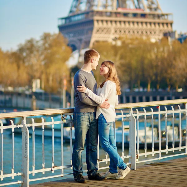 Молодая любящая пара в Париже — стоковое фото