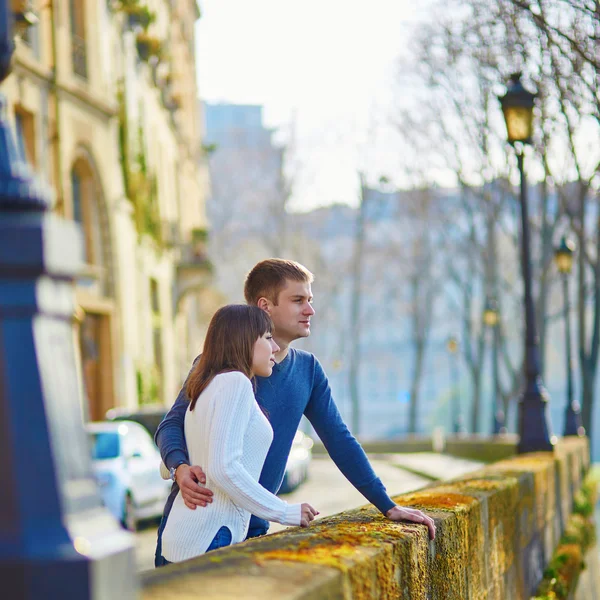 Giovane coppia d'amore a Parigi — Foto Stock
