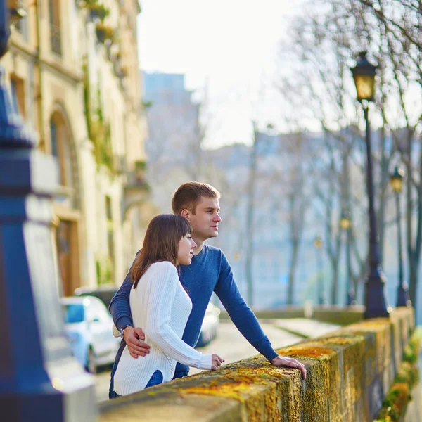 Pareja joven y amorosa en París — Foto de Stock