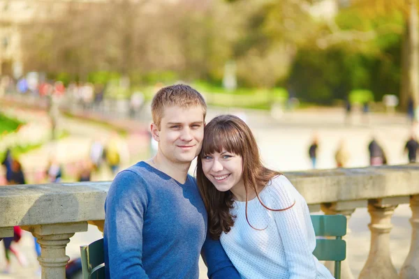 Unga älskande par i Paris — Stockfoto