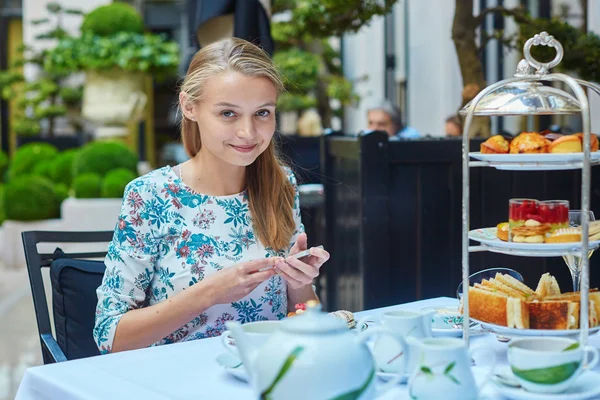 Jonge vrouw genieten van de afternoontea — Stockfoto