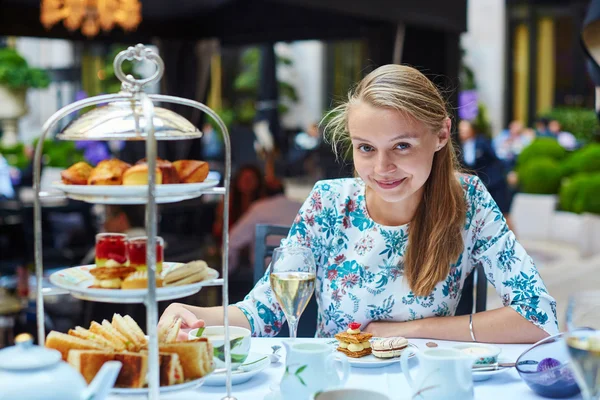 Jonge vrouw genieten van de afternoontea — Stockfoto