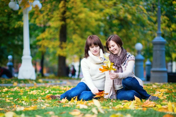 Mutter und Tochter gemeinsam im Park — Stockfoto