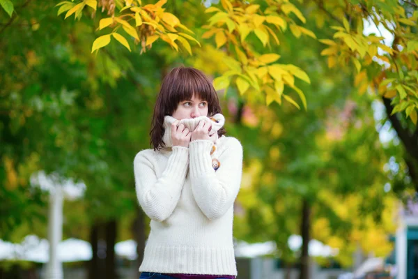 Jovencita alegre en un día de otoño — Foto de Stock