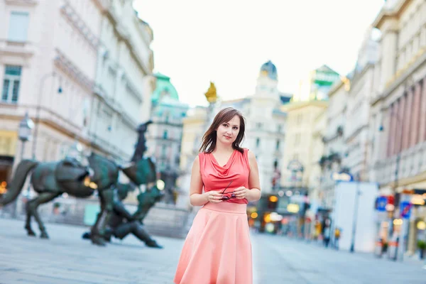 Schöne junge Touristin in Wien — Stockfoto