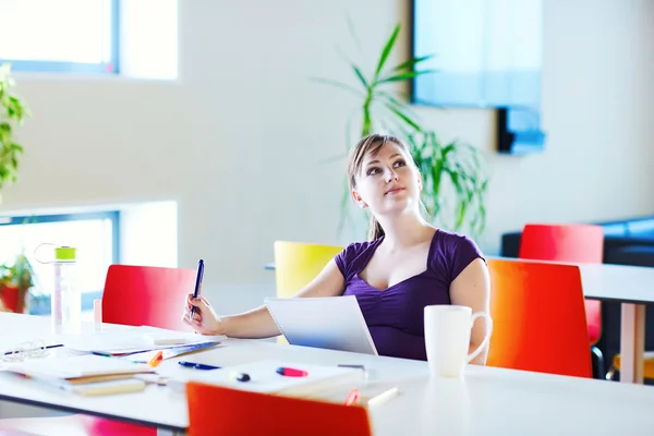 Hermosa estudiante joven estudiando — Foto de Stock