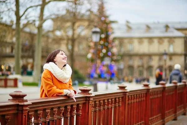 Happy young tourist in Paris on a Christmas day — Stock Photo, Image